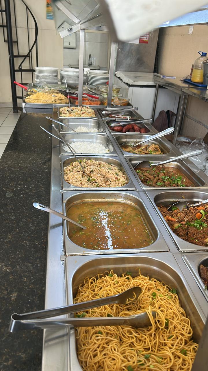 Buffet real da Alternativa com duas fileiras de arroz, feijão, macarrão e proteínas