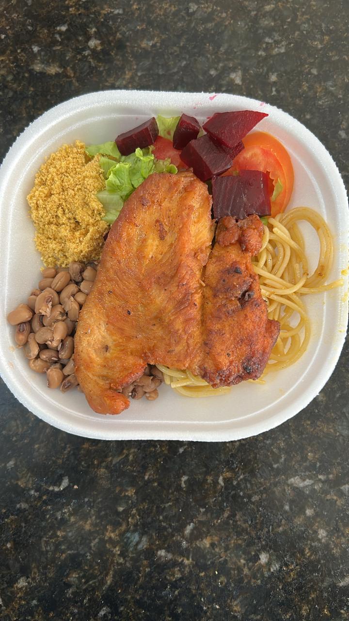 Marmita real com frango, macarrão, feijão, farofa e saladas