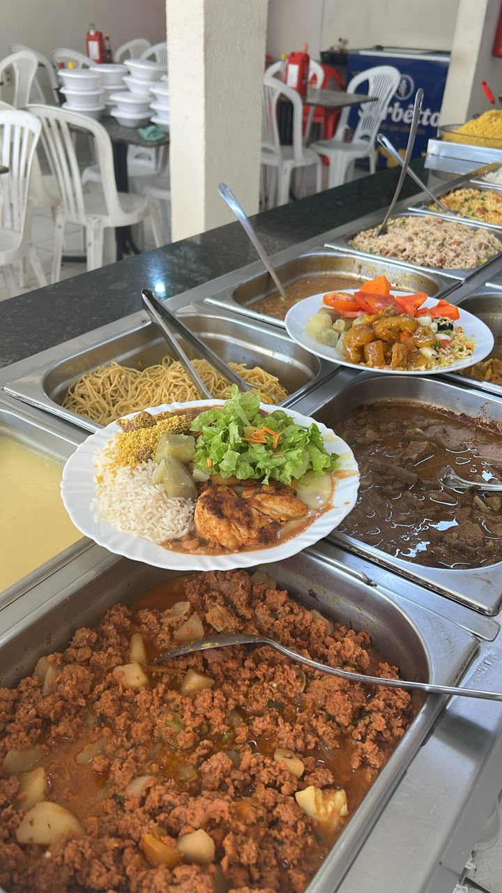 Prato com frango, arroz, feijão e saladas da Alternativa